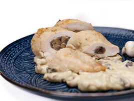 Filet z kurczaka w sosie pieczarkowo-parmezanowym –  1 kg  (600g mięsa, 400 g sosu)