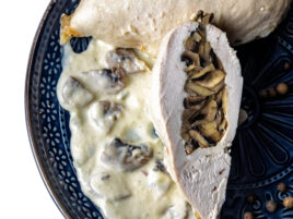 Filet z kurczaka w sosie pieczarkowo-parmezanowym –  1 kg  (600g mięsa, 400 g sosu)