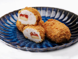 Pierś w płatkach kukurydzianych z pomidorem i żółtym serem - 150g