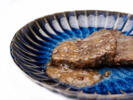 Bitki wołowe z sosem - 100 g