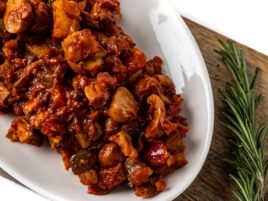 Śledź z warzywami na ostro